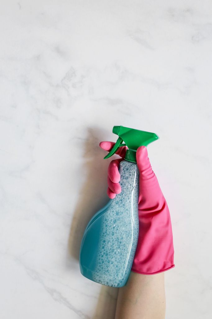 ¿Producto de limpieza antimoho? Se puede comprar uno profesional o realizar una mezcla que incluye agua oxigenada, bicarbonato y detergente para platos