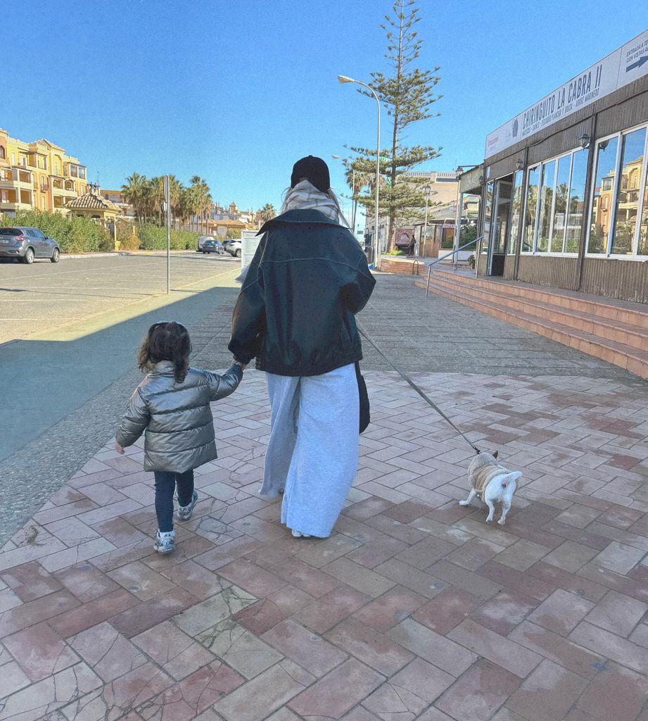 Maria Isabel junto a su hija y Coco