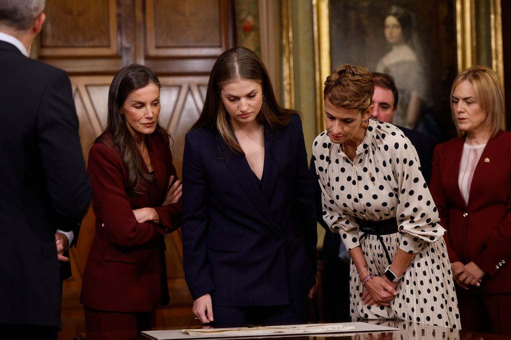 La princesa Leonor observa el documento del Principado de Viana en el Palacio de Navarra
