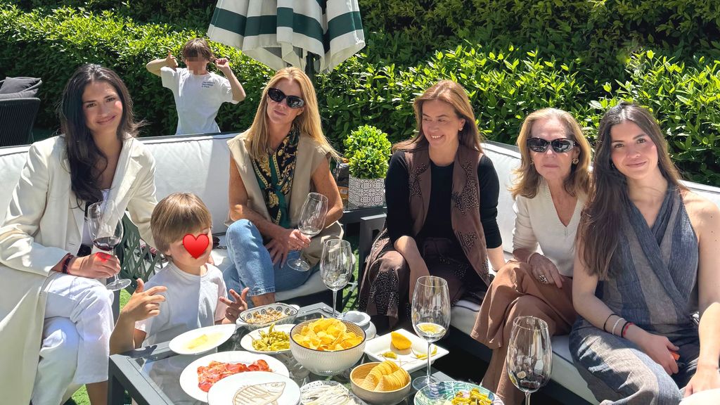 Amelia Bono con su madre y unas amigas