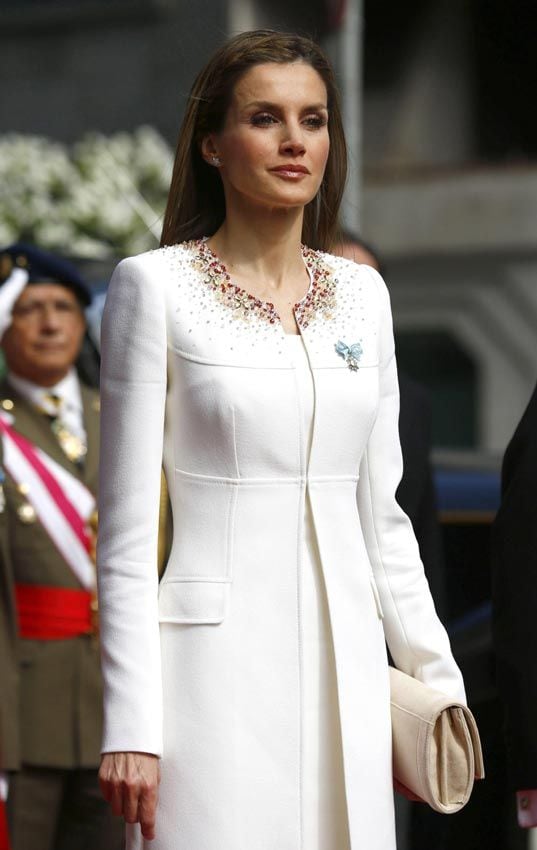 Reina Letizia abrigo blanco coronación rey Felipe