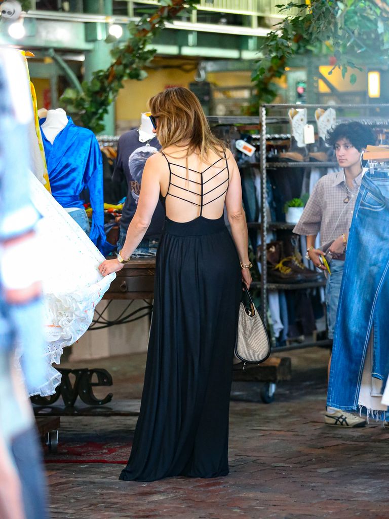Jenn lució un profundo escote de espalda en esta salida por California 
