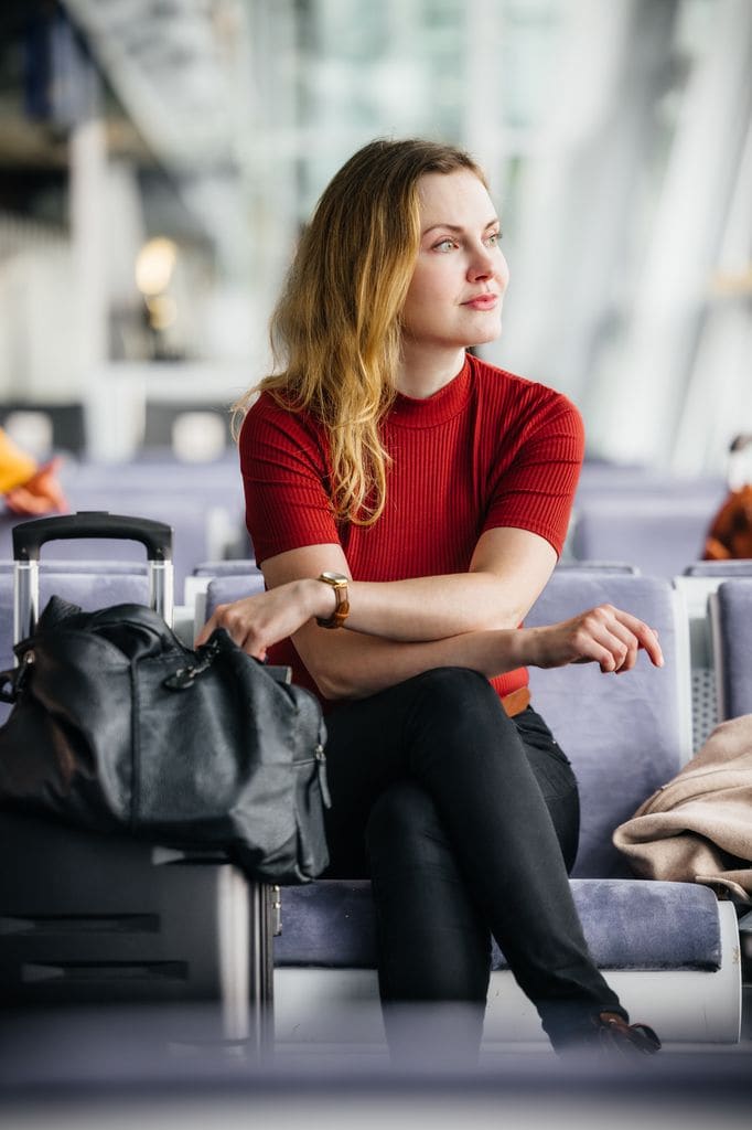 chica maletas aeropuerto