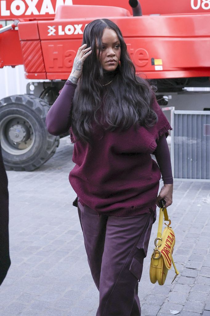 Rihanna lució su melena suelta y ondulada con un maquillaje natural. 