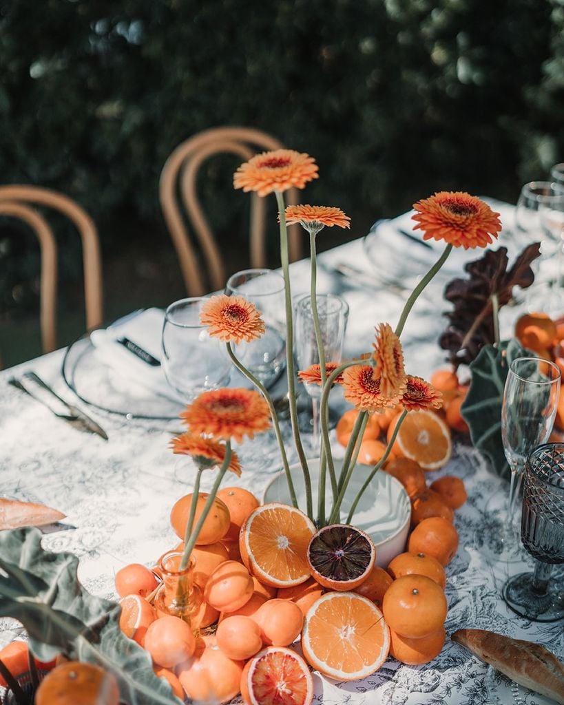 Decoración de boda con gerberas con fruta