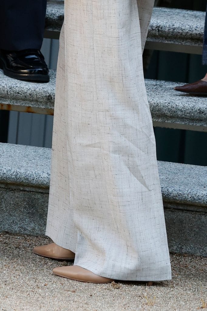 La reina Letizia sorprende con un traje de lino de Stradivarius
