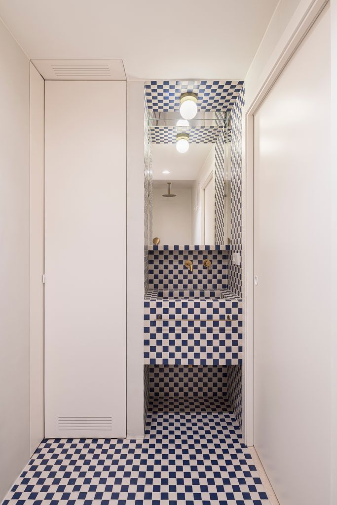 Baño pequeño revestido con azulejos blancos y negros en damero