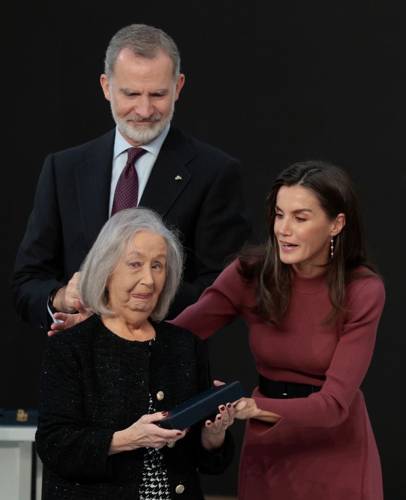 Plano medio de los reyes Felipe y Letizia entregando un premio a la madre de Itziar Castro