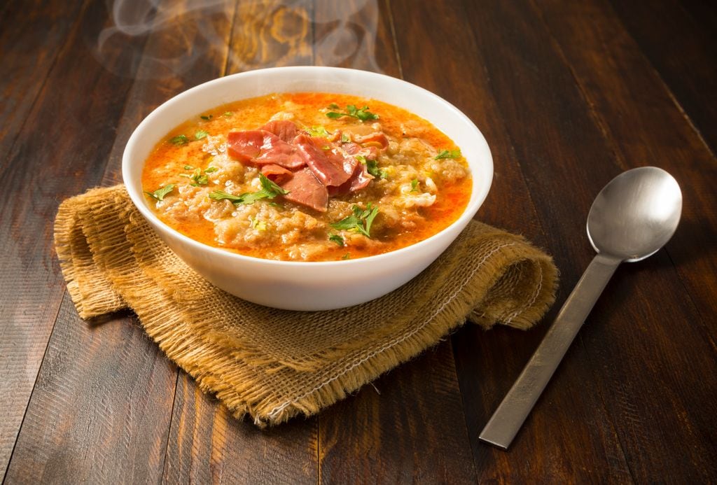Algunas versiones de la sopa de ajo suman jamón o chorizo. 