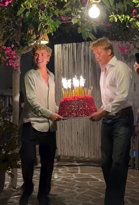Sus hermanos se encargaron de sacar la tarta