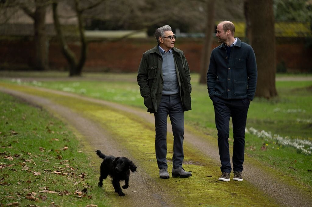 El príncipe William se sinceró con Eugene Levy sobre varios aspectos de su vida. Con ellos camina Orla, la cocker spaniel de William y Kate. 