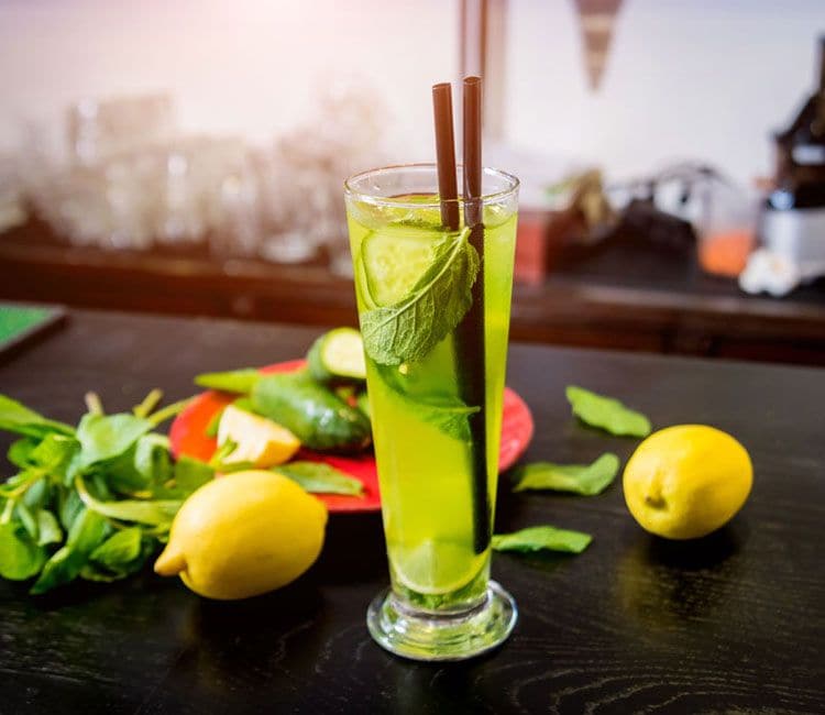 Cóctel sin alcohol de cítricos, pepino y menta