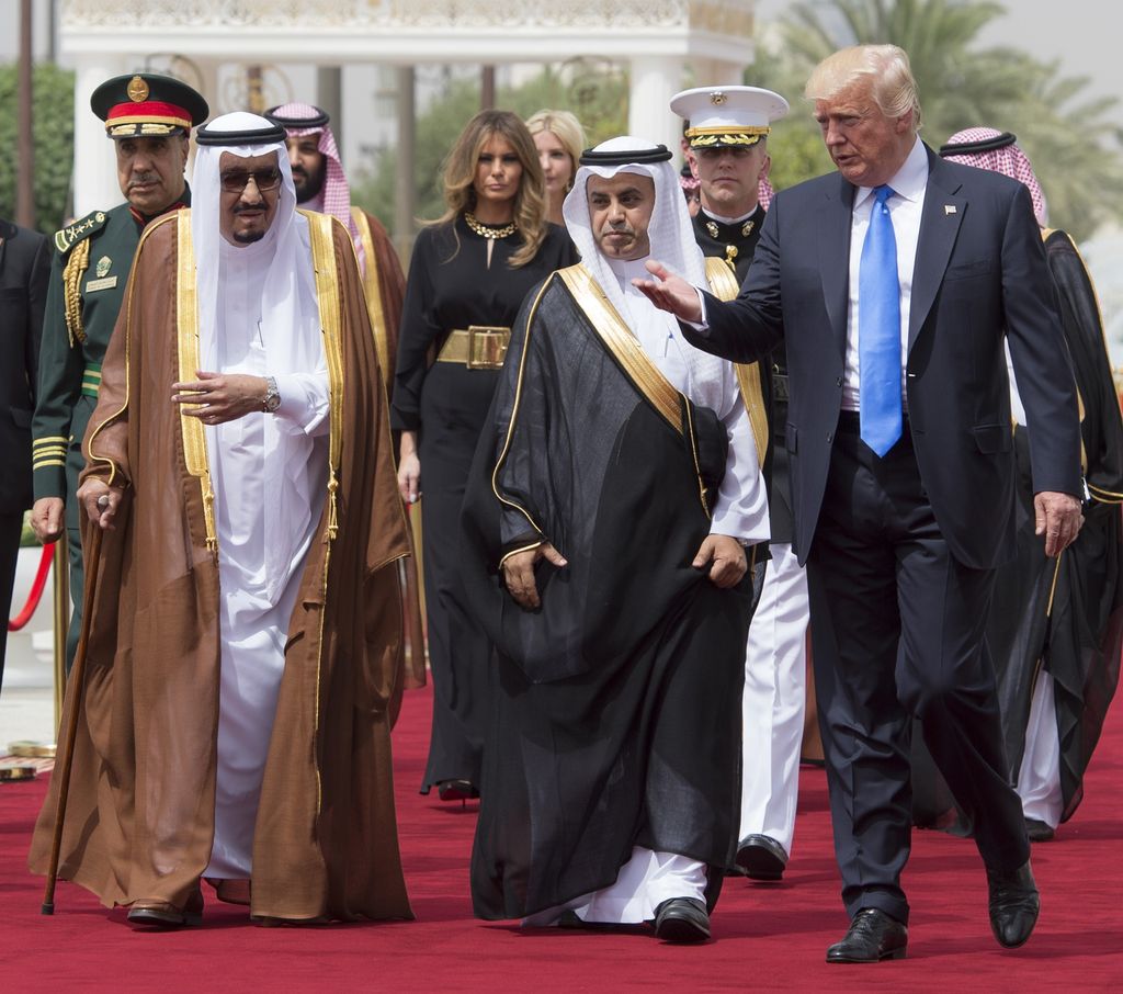 Plano medio de Donald Trump con el rey de Arabia Saudí en una visita 