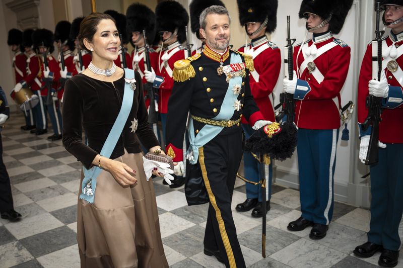 Mary de Dinamarca rescata su collar de aguamarinas y unos atrevidos zapatos de leopardo