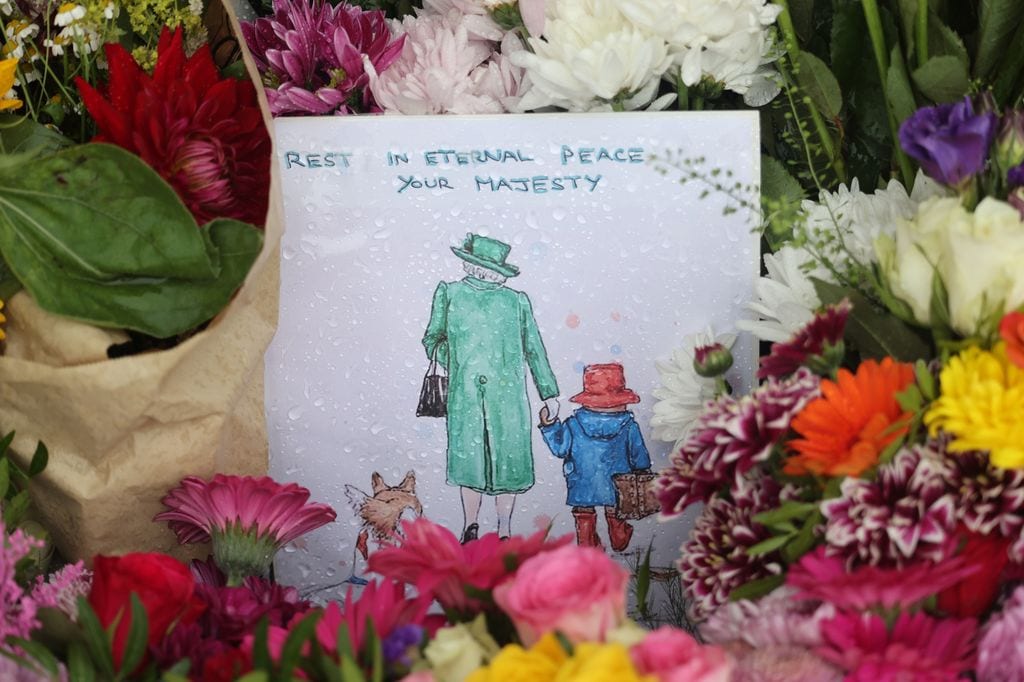 "WINDSOR, INGLATERRA - 13 DE SEPTIEMBRE: Flores y homenajes con temática del oso Paddington en las puertas de The Long Walk frente al Castillo de Windsor el 13 de septiembre de 2022 en Windsor, Inglaterra. Elizabeth Alexandra Mary Windsor nació en Bruton Street, Mayfair, Londres, el 21 de abril de 1926. Se casó con el príncipe Felipe en 1947 y accedió al trono del Reino Unido y la Commonwealth el 6 de febrero de 1952 tras la muerte de su padre, el rey Jorge VI. La reina Isabel II murió en el Castillo de Balmoral en Escocia el 8 de septiembre de 2022, y fue sucedida por su hijo mayor, el rey Carlos III. (Foto de Neil P. Mockford/Getty Images)"