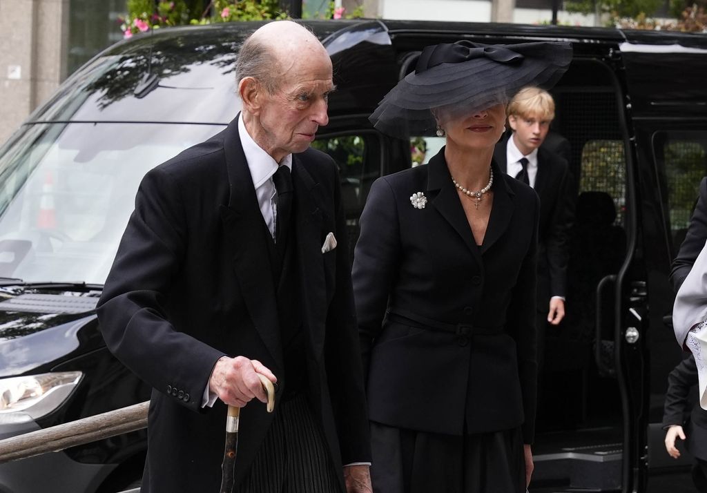 El duque de Kent llegando al funeral de su esposa del brazo de su hija
