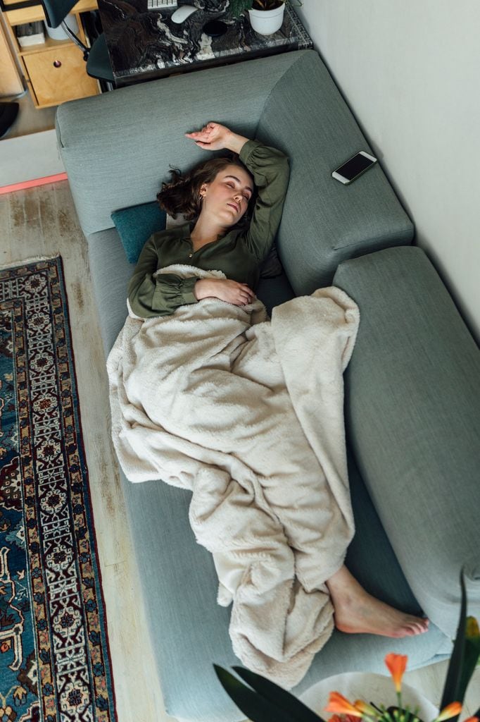 chica durmiendo sofa