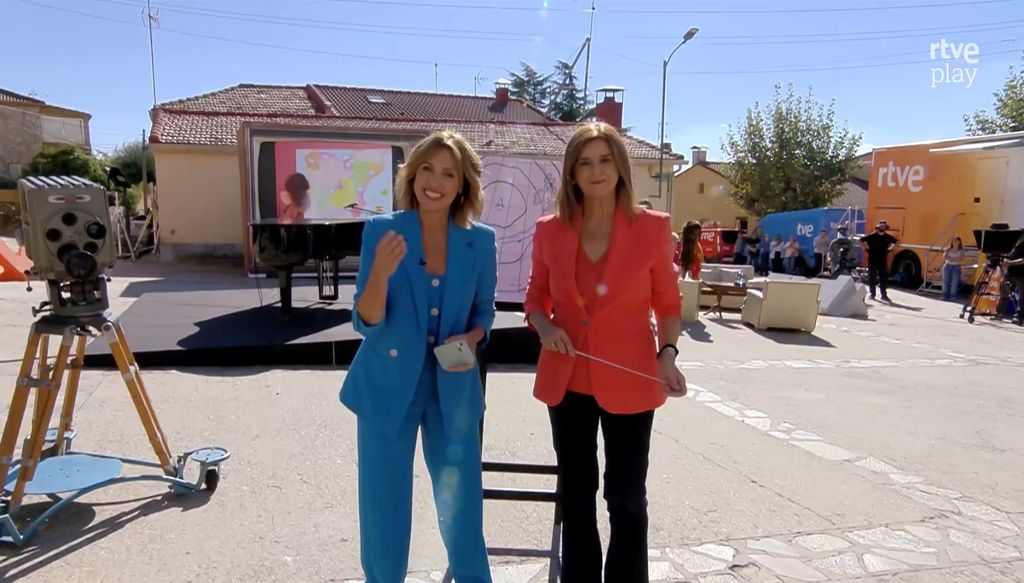 María Herranz y Ana de Roque ayer en la edición del Telediario desde Robledillo de la Jara (Madrid)