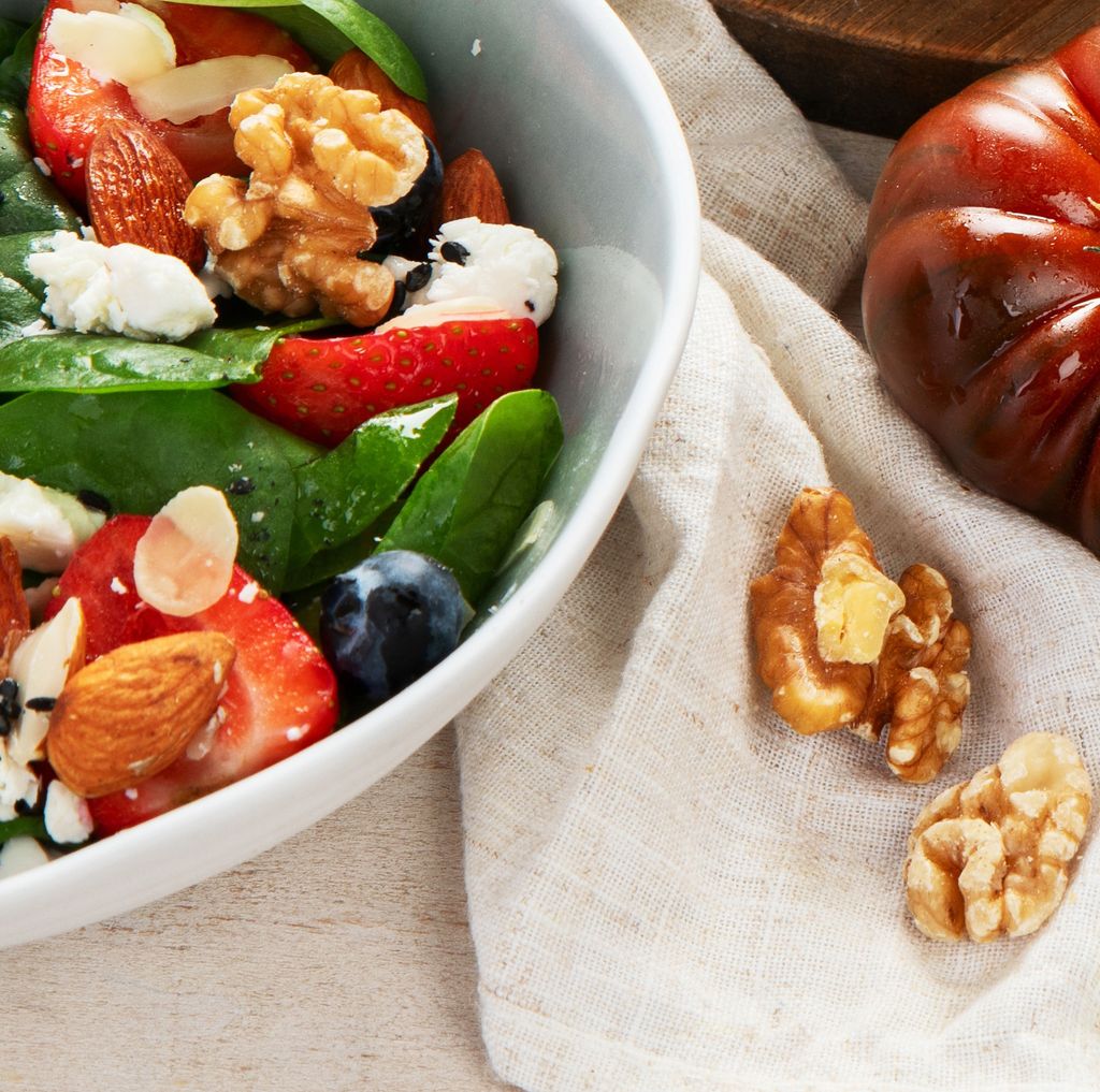 Nueces, almendras... añadir frutos secos a las ensaladas es una forma sencilla y deliciosa de incorporar estos saludables alimentos a la dieta.