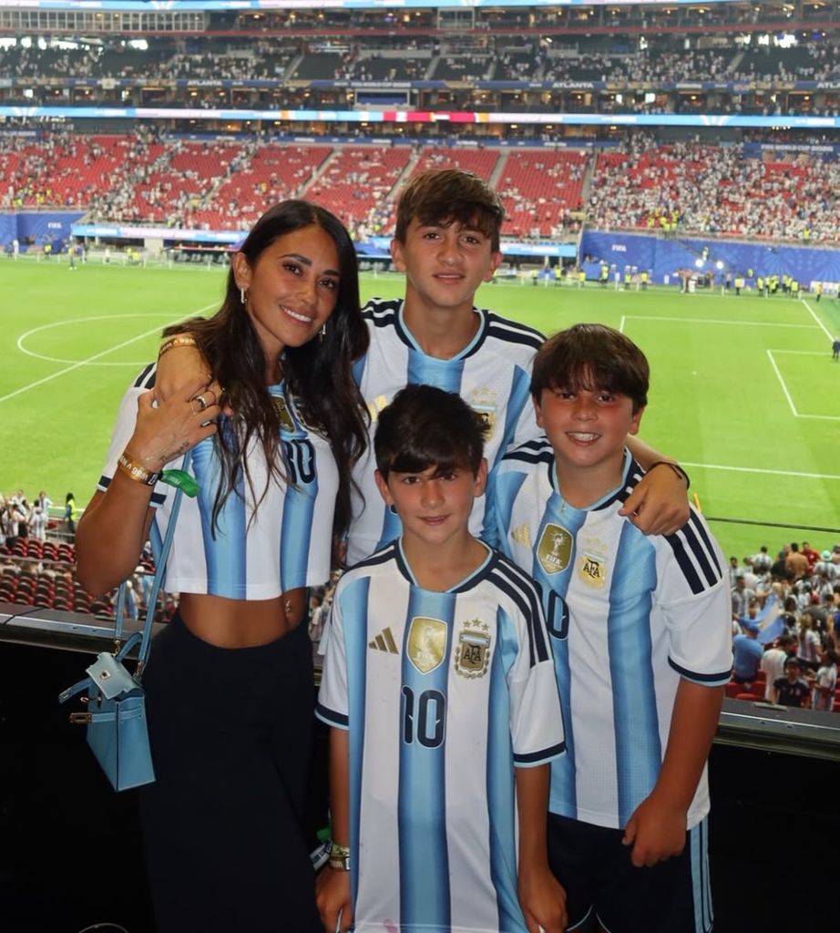 Antonela Roccuzzo y sus hijos, Thiago, Mateo y Ciro; apoyando a Lionel Messi y la Selección Argentina