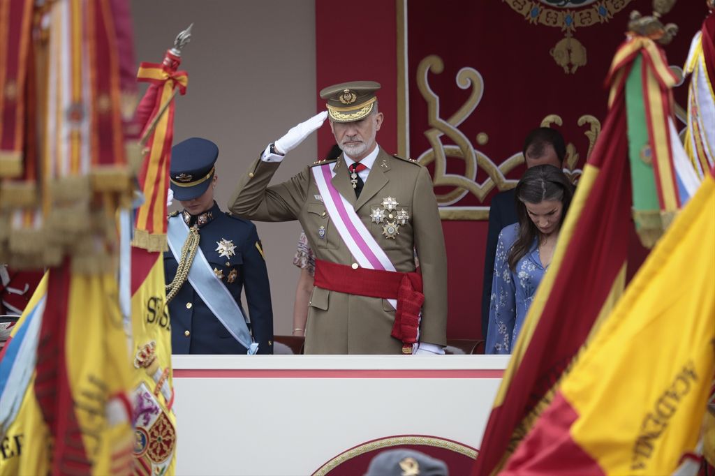 Los Reyes y su hija saludan al paso de la bandera