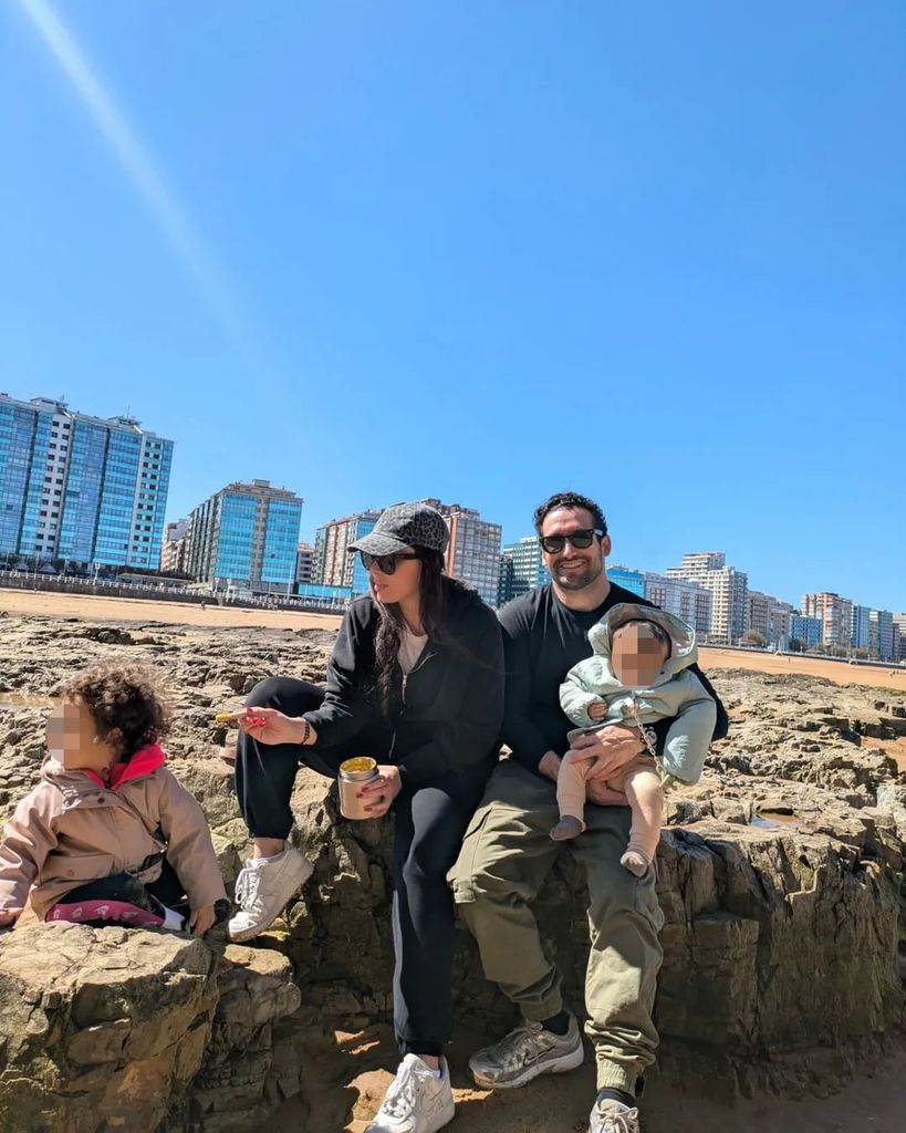 Ivana Rodríguez junto a su marido, Carlos García, y sus dos hijas,  Deva y Dafne