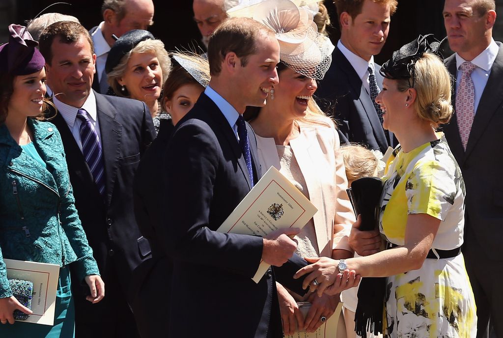 La complicidad de Zara con Kate también ha sido evidente y desde siempre, en esta imagen, tomada en Londres en el 2013, Kate estaba embarazada de su primer hijo, el príncipe George. Los primos mantuvieron sus manos unidas durante toda la charla. Los Windsor celebraban el 60 aniversario de la Coronación de Isabel II