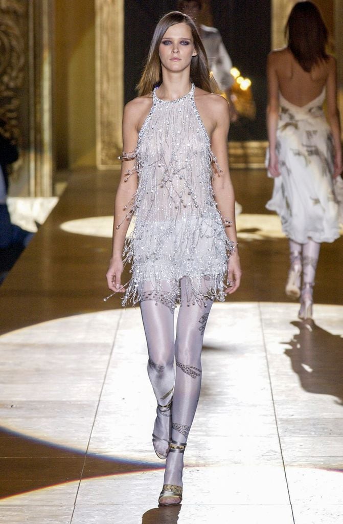 Carmen Kass camina la pasarela de Roberto Cavalli  Fall/Winter 2002-2003.