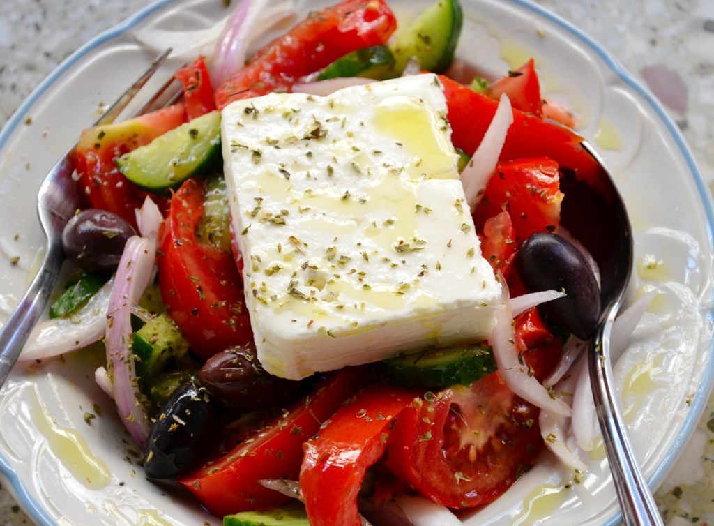 La presentación del feta en forma de bloque entero, una de las características de esta ensalada en su versión más clásica. 