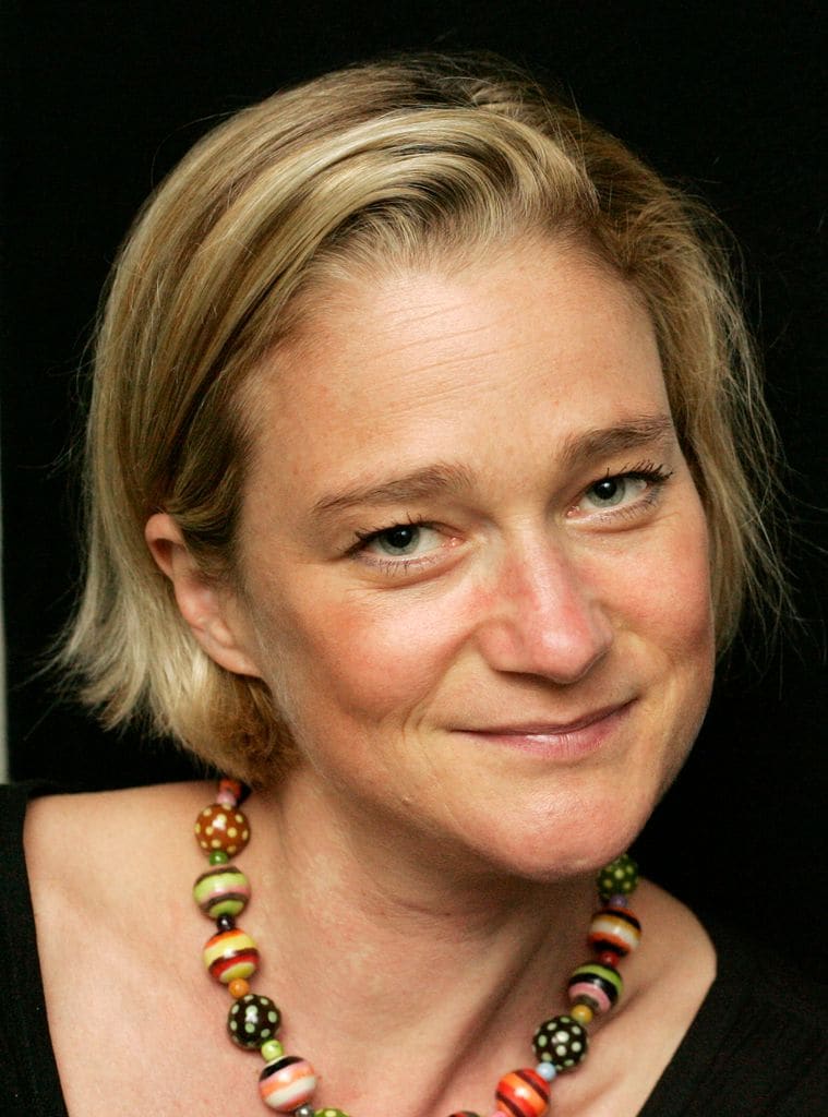 Primer plano de Delphine de Bélgica con collar de cuentas de colores