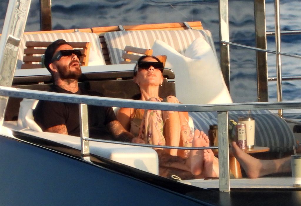 David y Victoria Beckham pasan tiempo a bordo del yate de lujo de la familia junto a sus hijos Romeo Beckham, Cruz Beckham y Harper Beckham mientras observan juntos un eclipse solar.