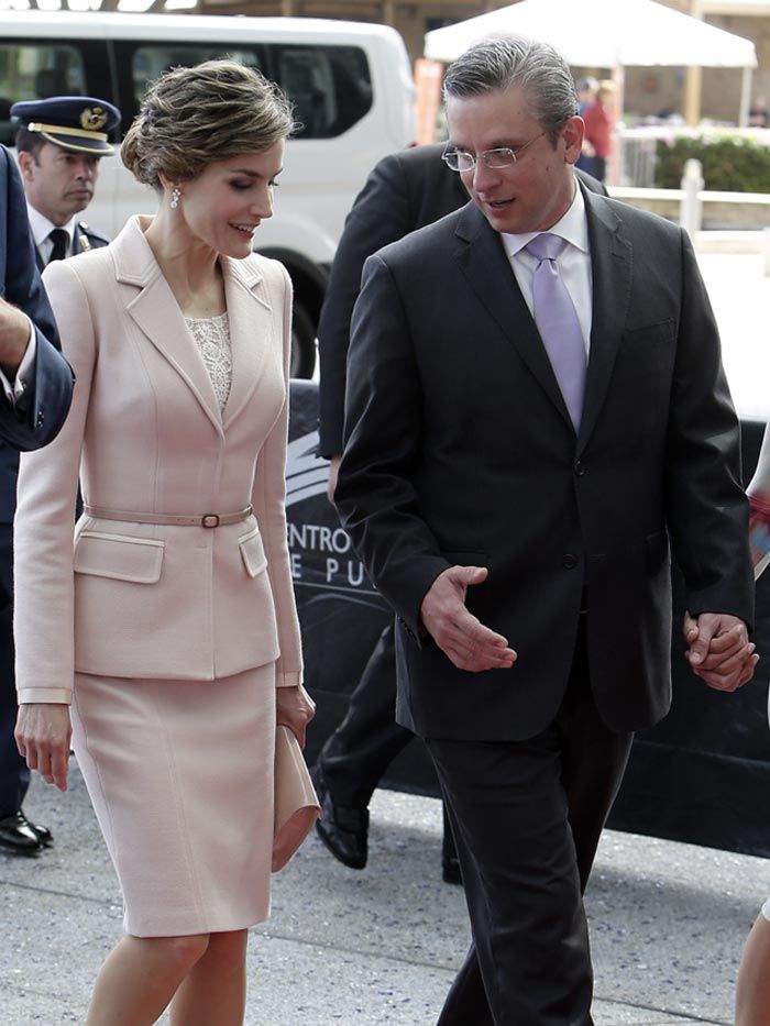 Doña Letizia conversando distendidamente con el Gobernador de Puerto Rico
