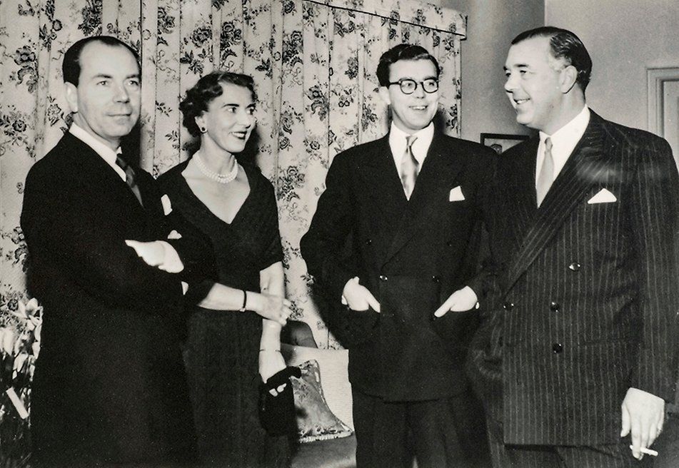 Sigvard, Ingrid, Carl Johan, Bertil de Suecia, cuatro de los cinco hijos del rey Gustavo VI Adolfo y tíos del actual rey, Carlos Gustavo de Suecia. Falta el quinto hijo, el príncipe heredero, que murió de forma prematura cuando su hijo, el actual rey, tenía cuatro años