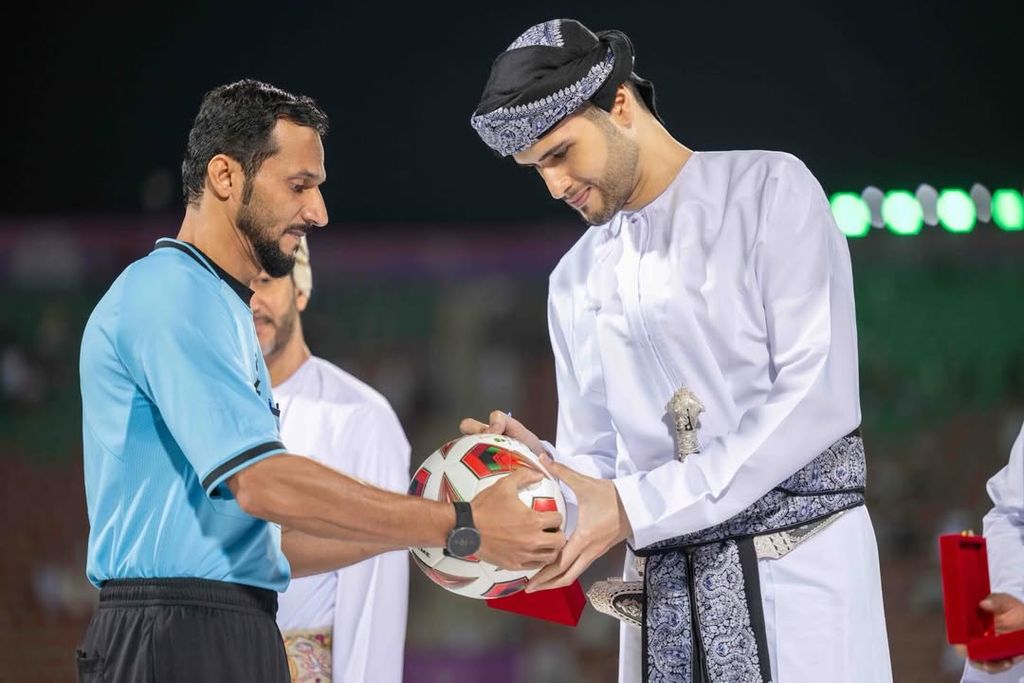 Sayyid Bilarab bin Haitham bin Tarik Al Said presidiendo un partido de fútbol