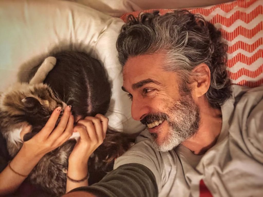 Leonardo Sbaraglia con su hija Julia y su gato Félix