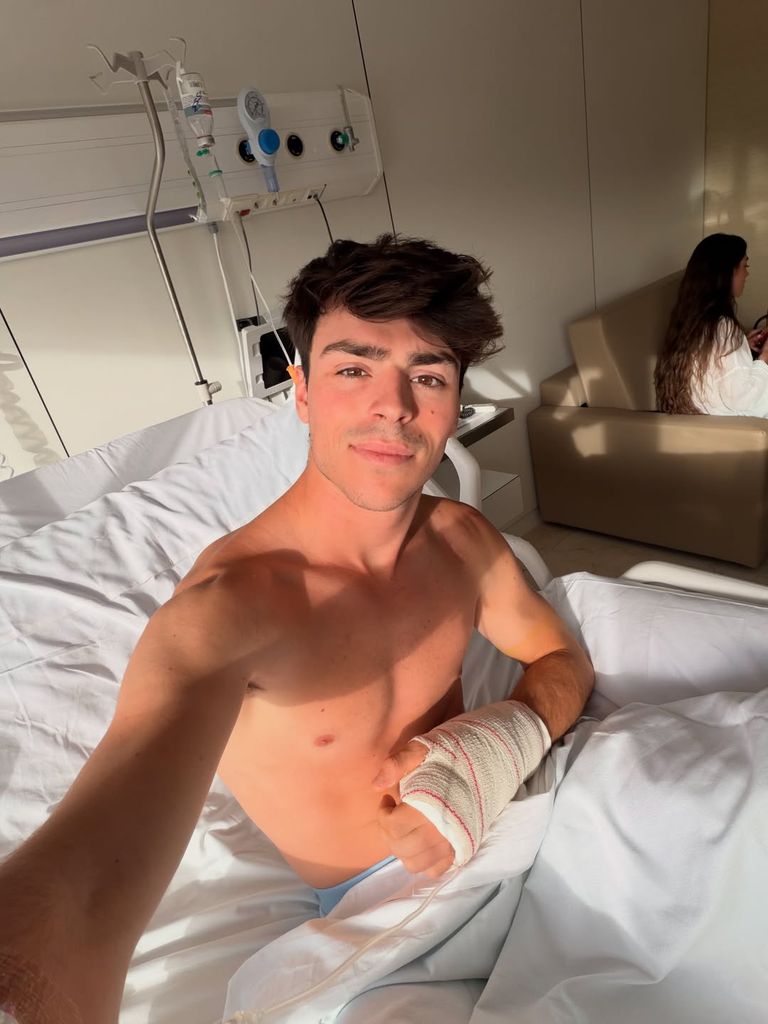 Alonso muestra la fondo de la imagen a Lola Lolita