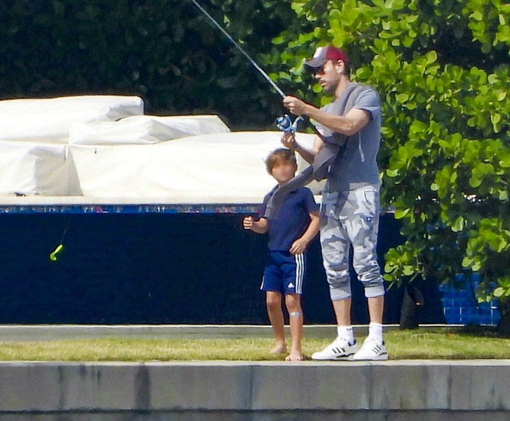 Enrique Iglesias enseña a pescar a su hijo Nicholas.