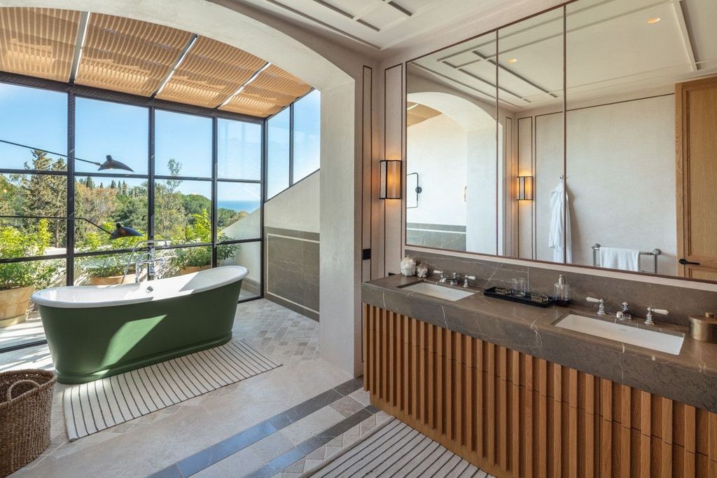 La exclusiva villa en Marbella en la que Courtois ha pasado sus vacaciones por 50.000 euros a la semana