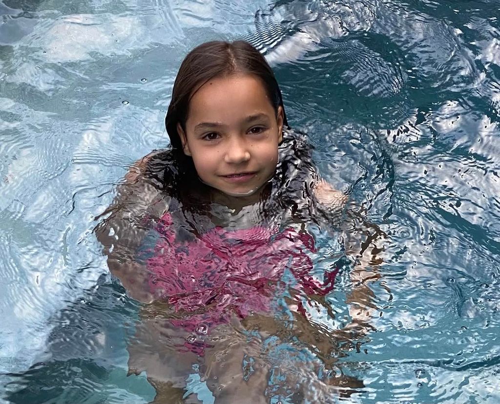 Charles 'Chuck' Lowe ha compartido esta imagen de su nieta Fiona sonriendo en una piscina para despedirse de ella tras su inesperada muerte a los 13 años