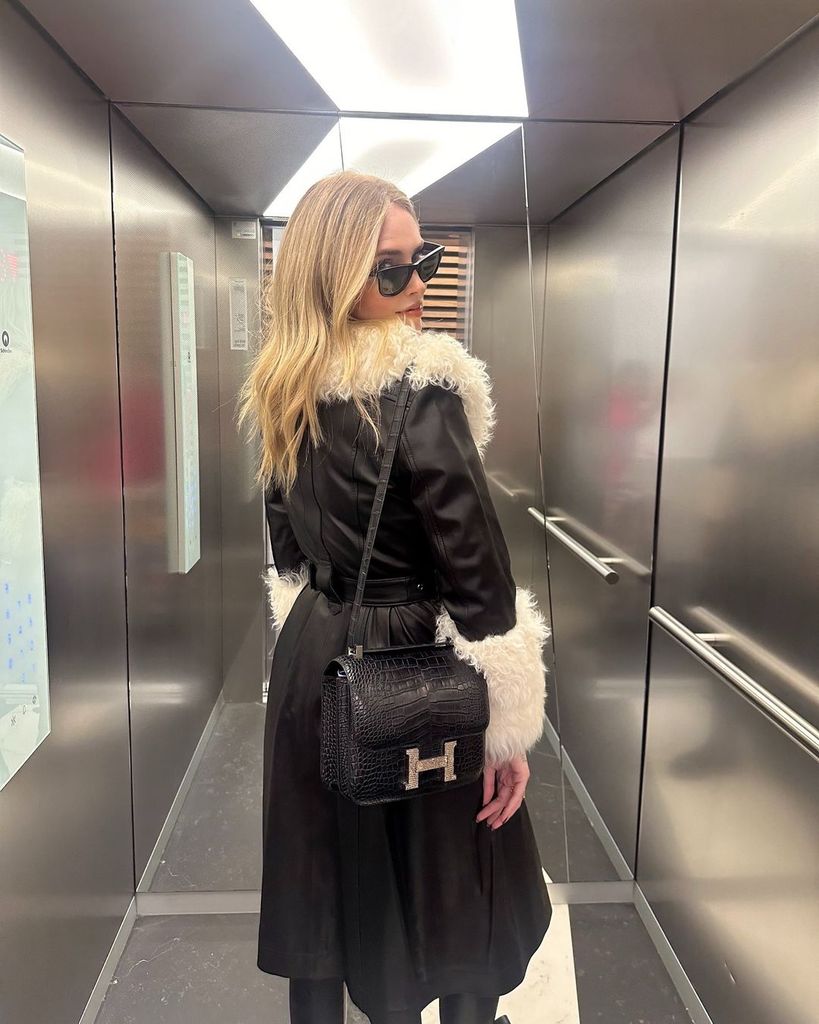 Chiara Ferragni con abrigo de cuero y pelo