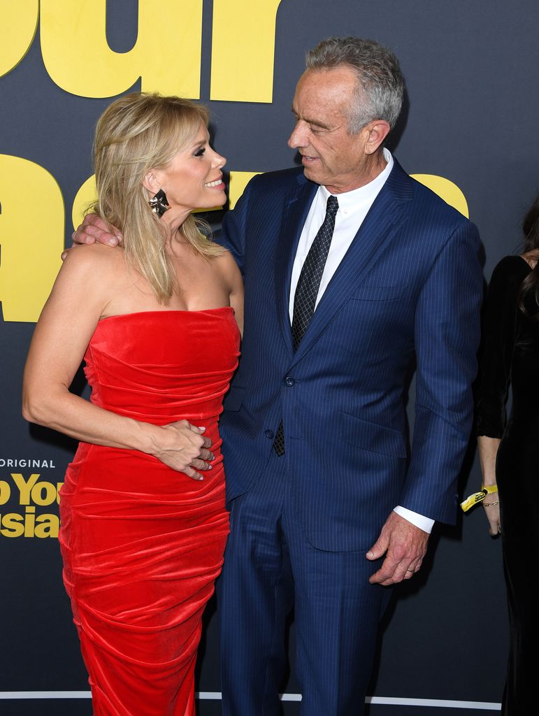 Plano medio de Cheryl Hines y Robert F. Kennedy Jr. en una premiere