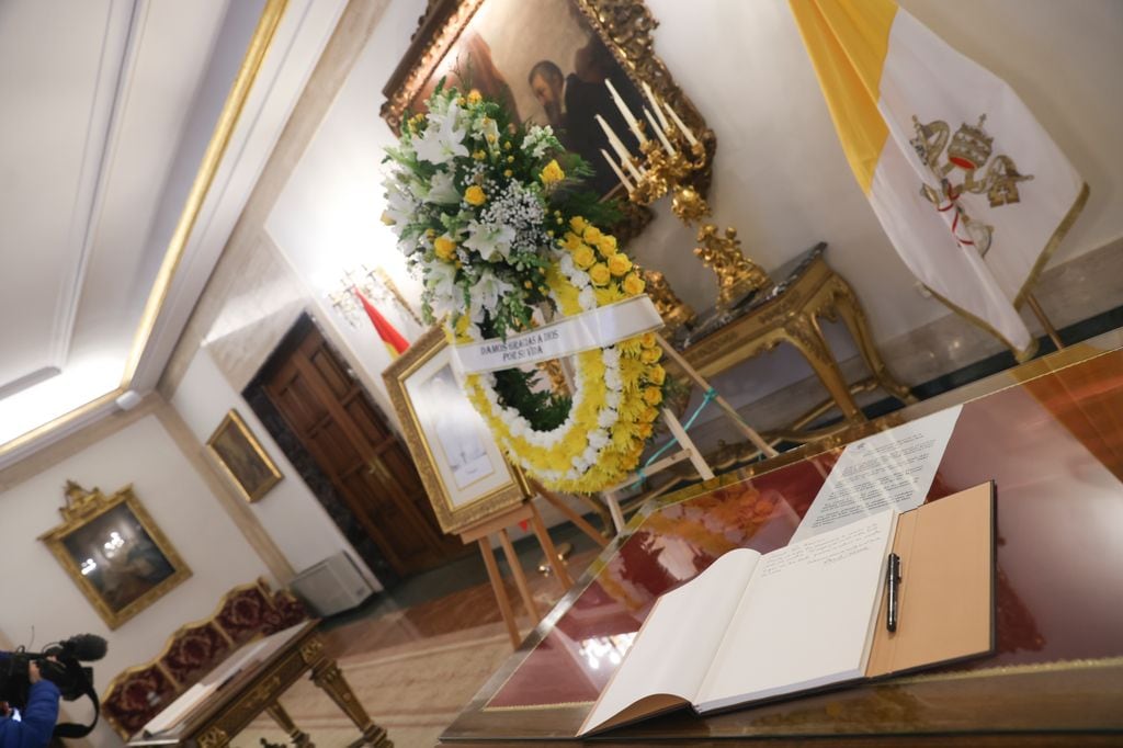 Libro de condolencias en la nunciatura apostólica de Madrid por el papa Francisco 