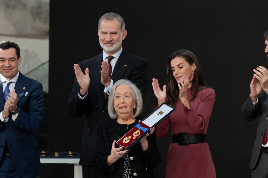 Los reyes Felipe y Letizia entregando un premio a la madre de Itziar Castro