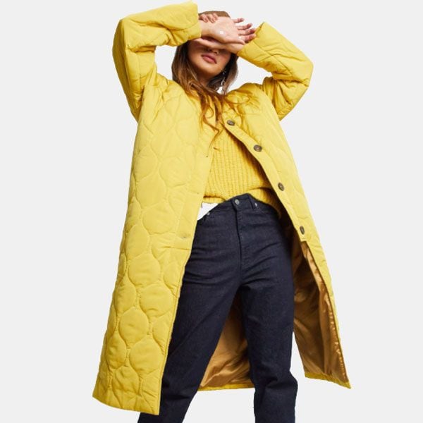 abrigo amarillo