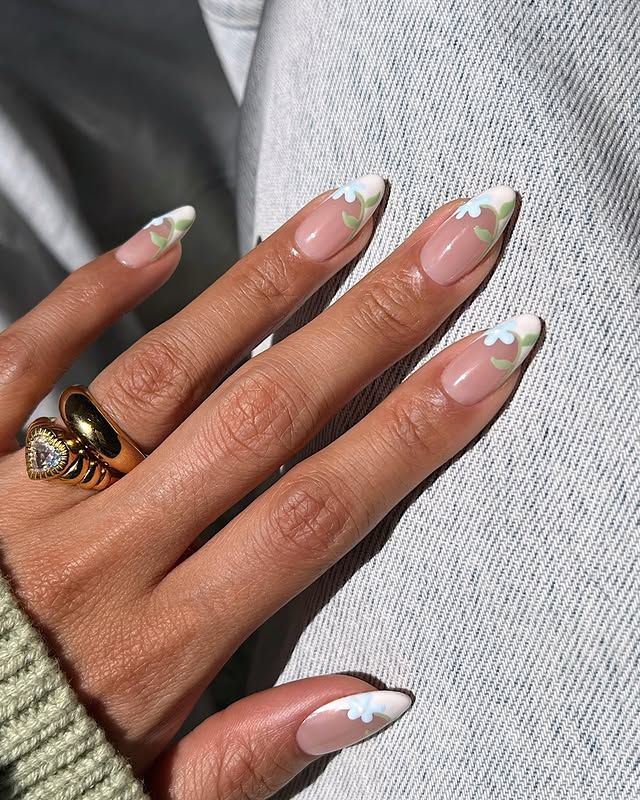 Manicura francesa de Melanie Graves con flores