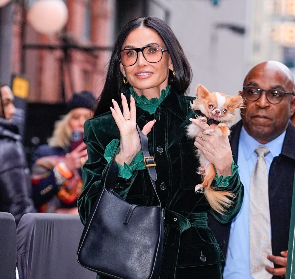 Demi Moore en Nueva York con traje verde y su chihuahua Pilaf, 2025.