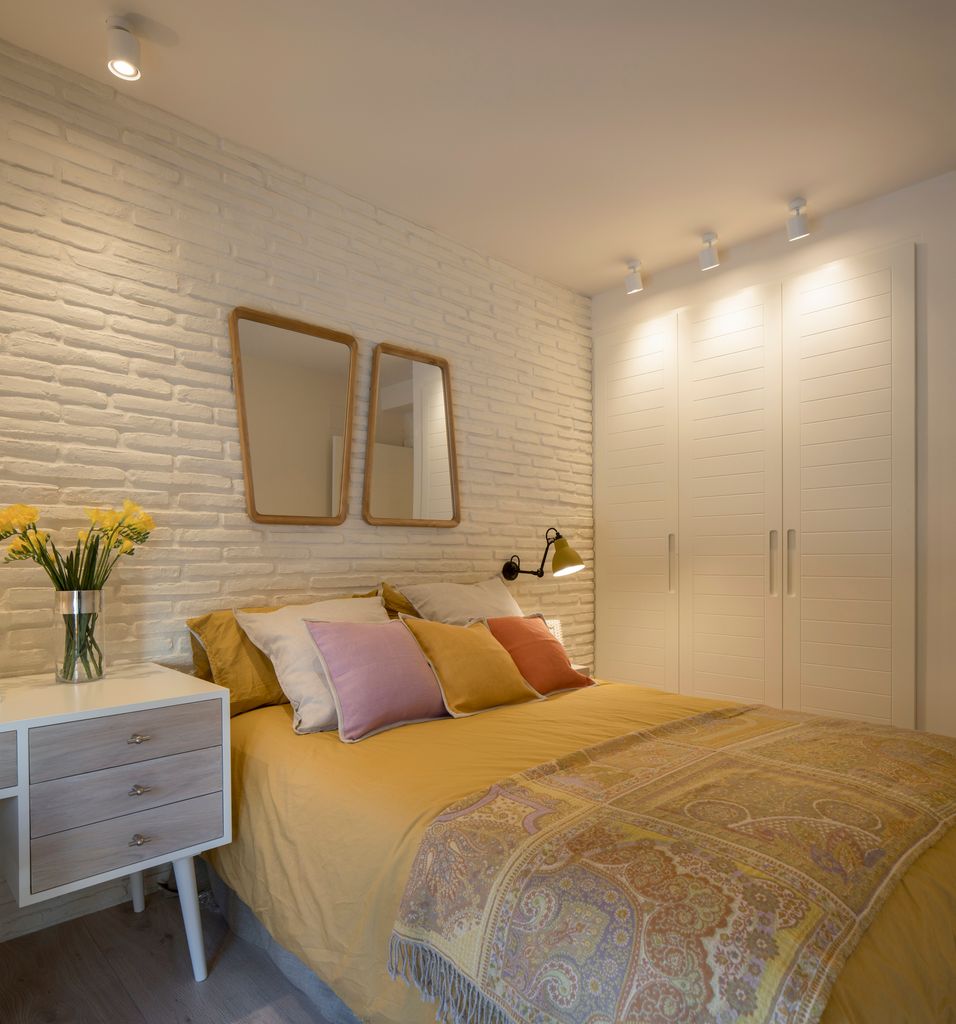 Espejos en un dormitorio que no reflejan la cama, para no perturbar la armonía energética según el Feng Shui