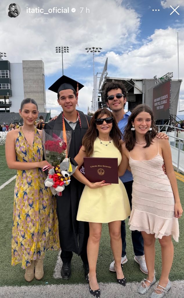 Itatí Cantoral con sus gemelos, su hija María Itatí y la novia de Roberto.