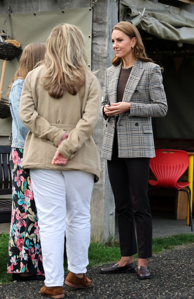 Kate Middleton con blazer de cuadros y mocasines en un paseo por el campo