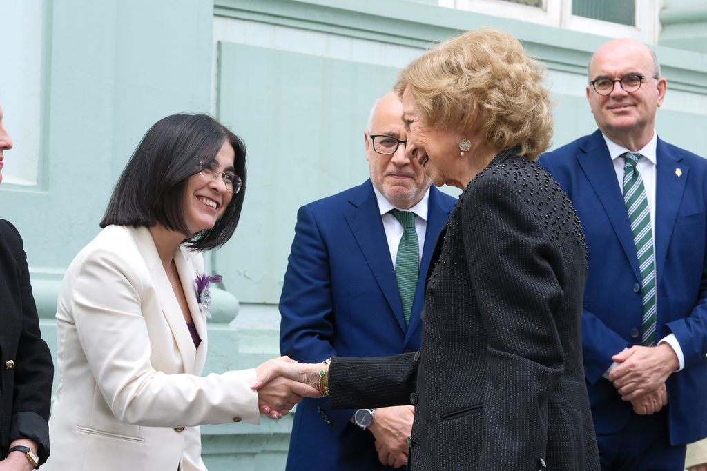  La reina saluda a la alcaldesa de Las Palmas de Gran Canaria, Carolina Darias antes del acto académico
